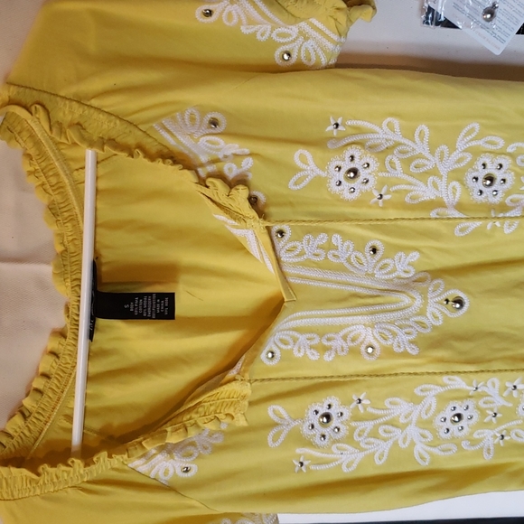 NWT Yellow & White Embellished & Embroidered Top Size Small Tee - Picture 2 of 10
